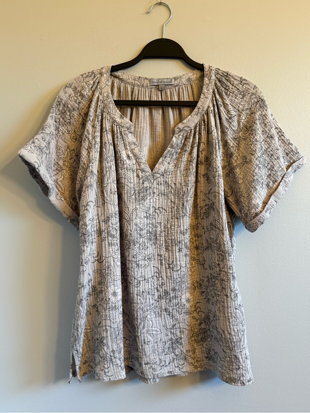 Wishlist Apparel gray floral top, EUC, Large